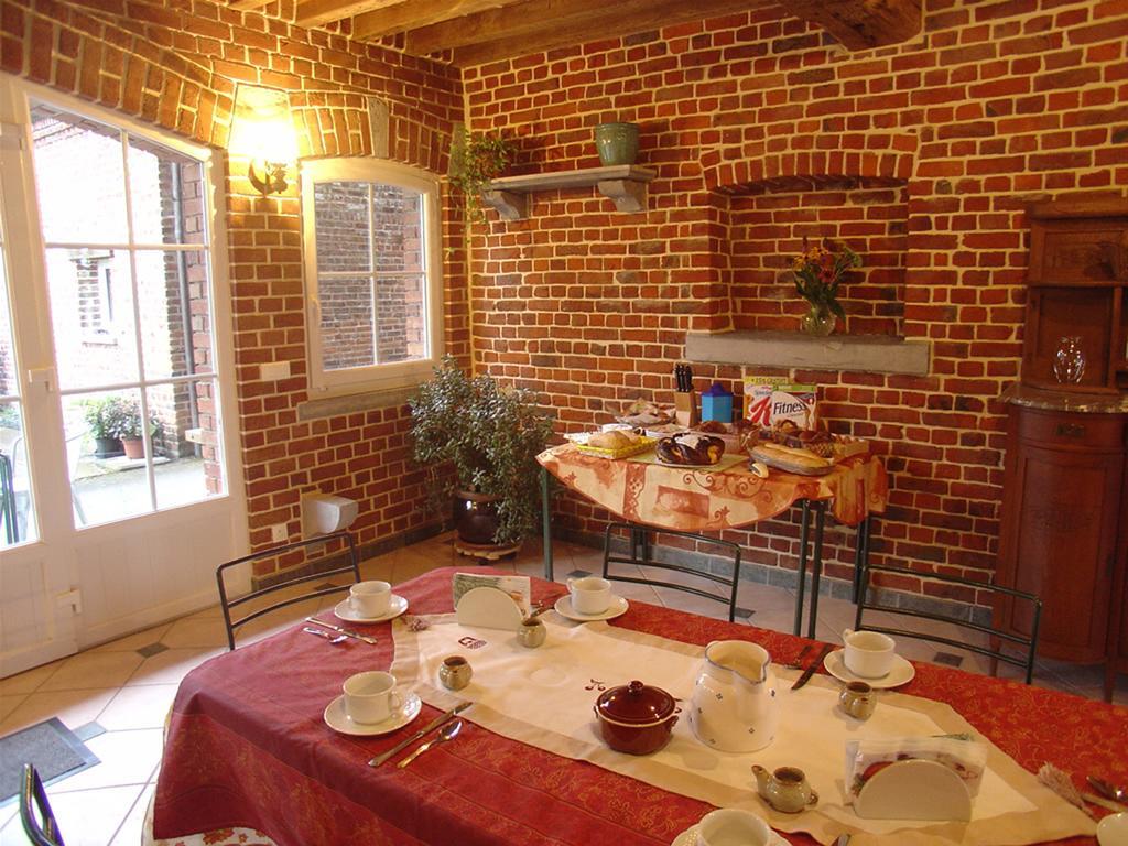 胡图图城堡酒店 Avesnes-sur-Helpe 外观 照片